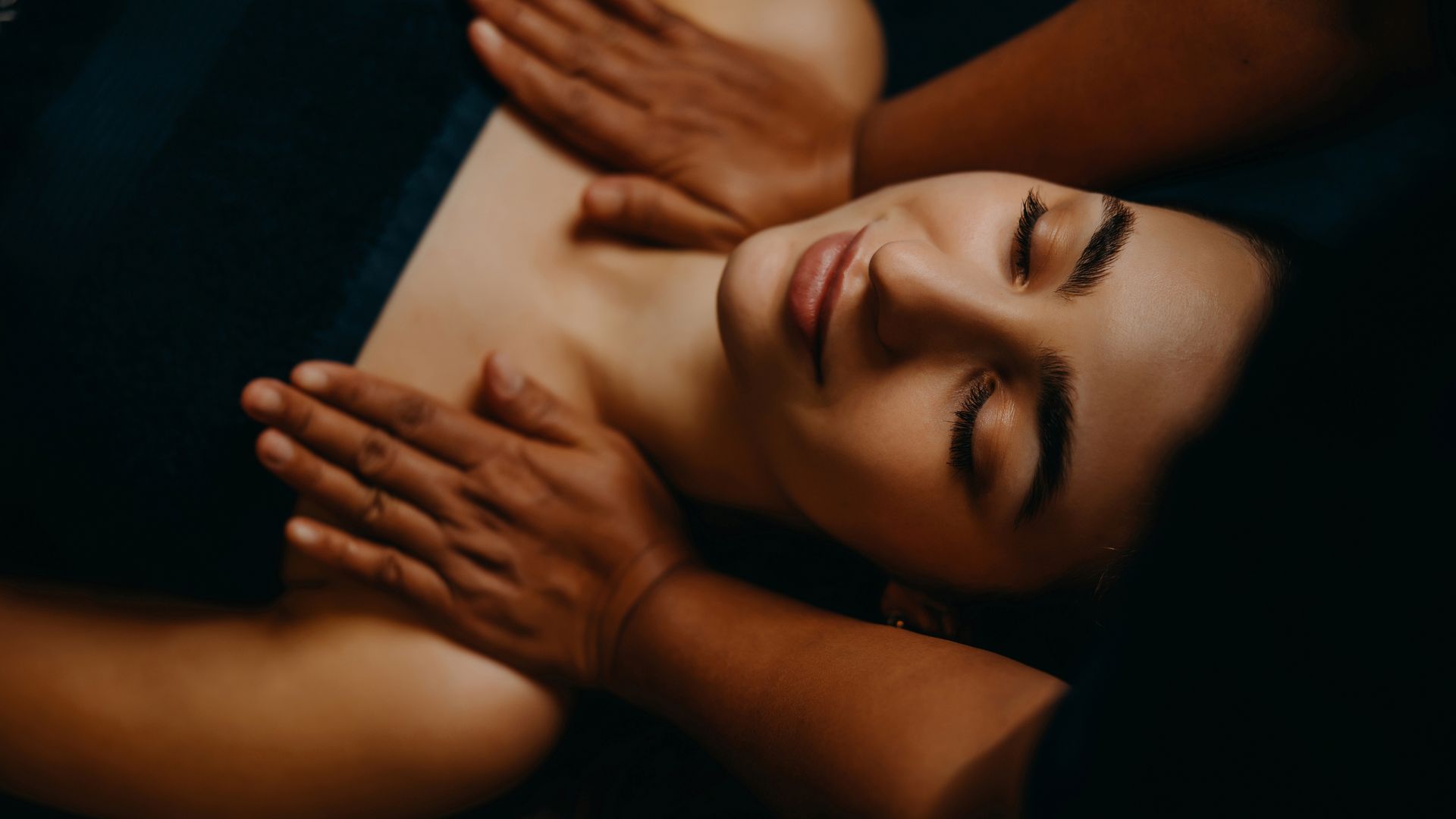 THAI AND BALIAN BEAUTY CEREMONIES ON THE FACE, NECK AND NECKLINE