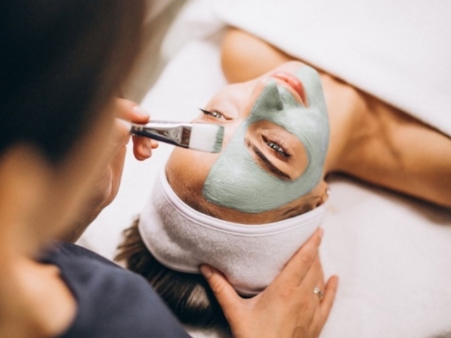 Gesichtsbehandlungen mit der Marke Skeyndor