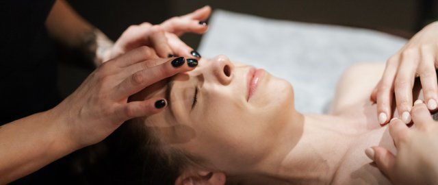 Professionelle Gesichtspflege von SKEYNDOR