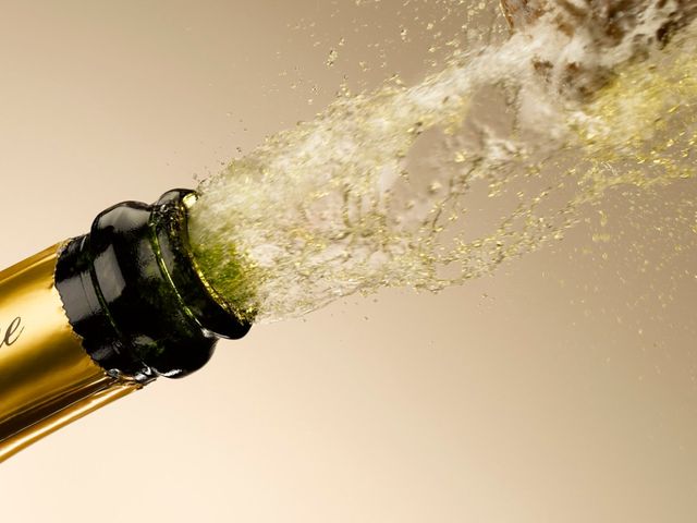 SZAMPANY/WINA MUSUJĄCE