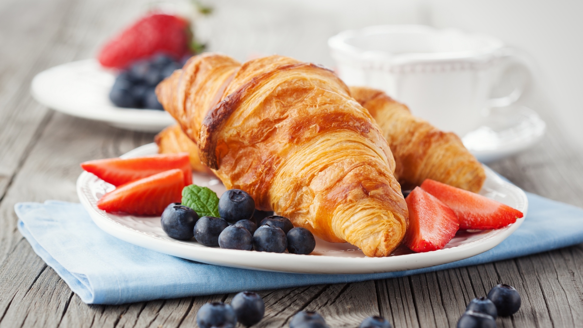 Sałatki i croissanty