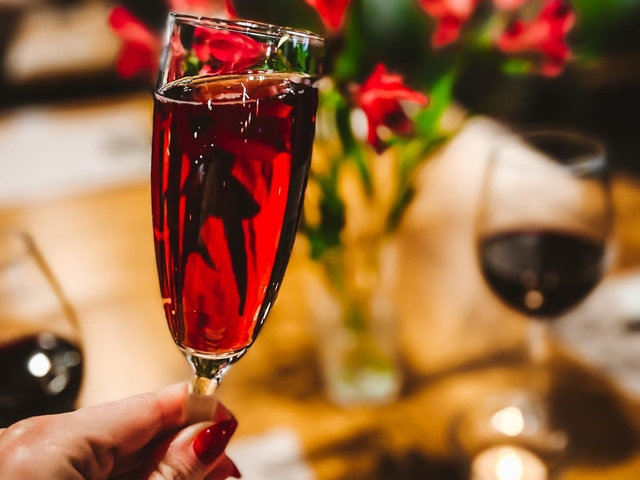 For more than 4 people, we add a 10% service charge.