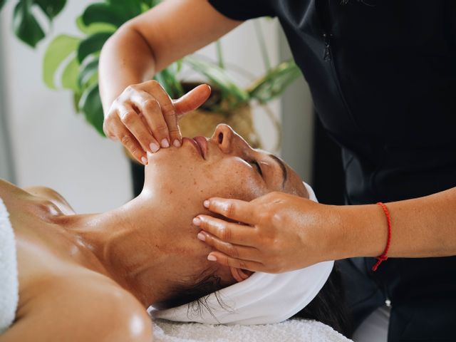 Zabiegi oczyszczające i złuszczające twarzy, szyi, dekoltu i okolic oczu