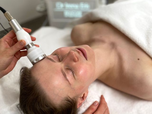 Zabiegi na twarz przy użyciu technologii REVICORE Hi-Tech System