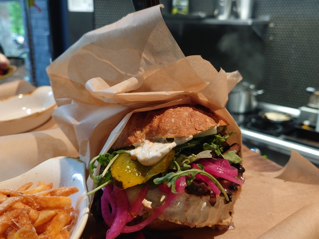 Burgery Vege - Zestaw burger/ frytki/ sałata coleslaw 